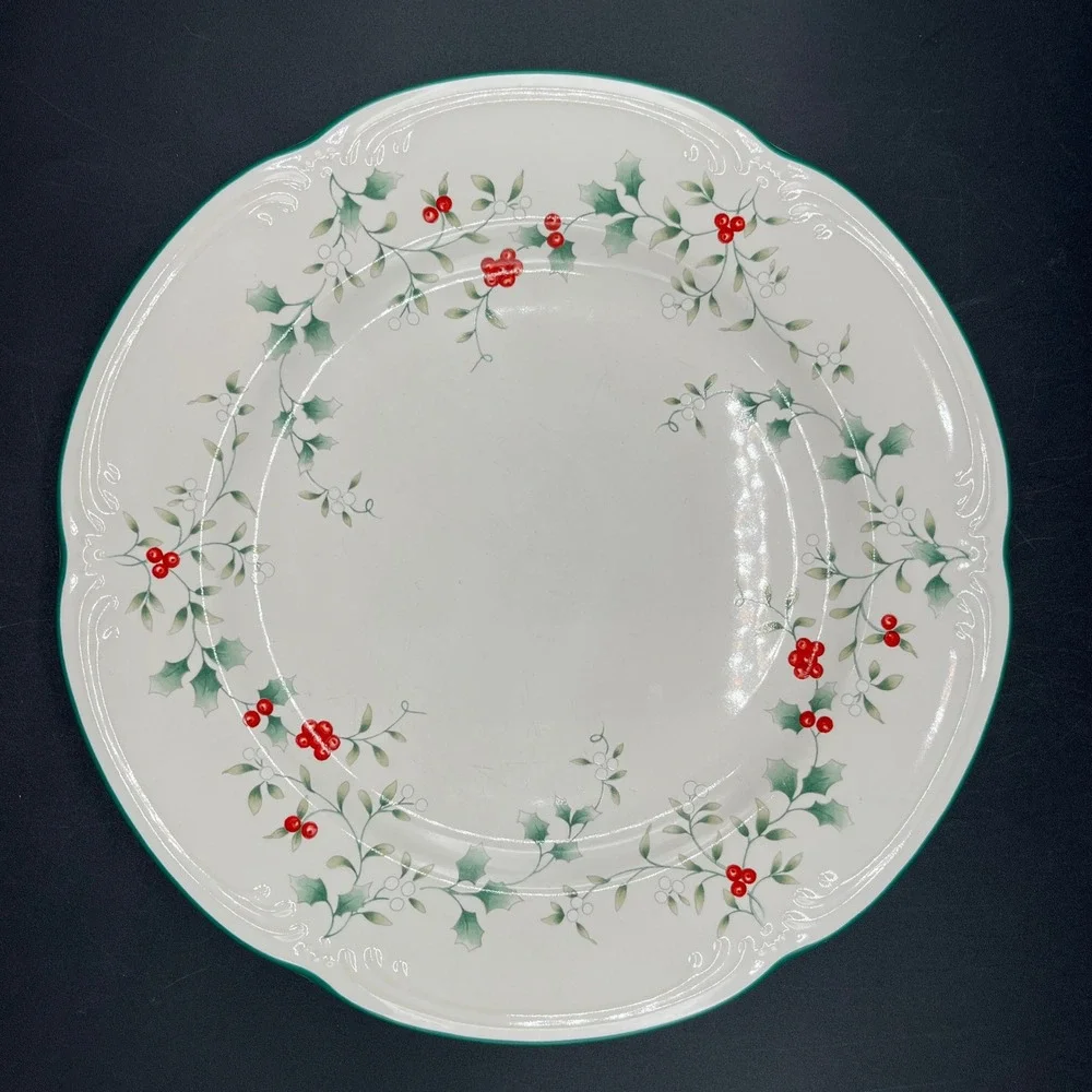 Pfaltzgraff Christmas Winterberry Dinner Plates Set of 4 Holly Berry USA 10.25
